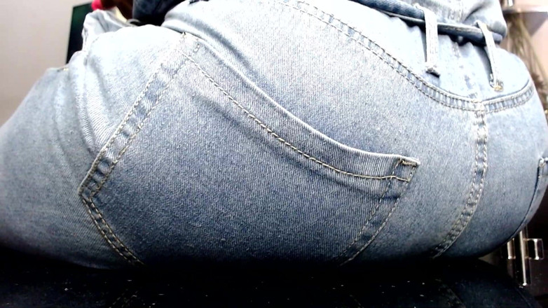 Maeling: Chłopcy zrujnowane w dżinsach ass-fyxiation z Giant Ass Nieświadoming