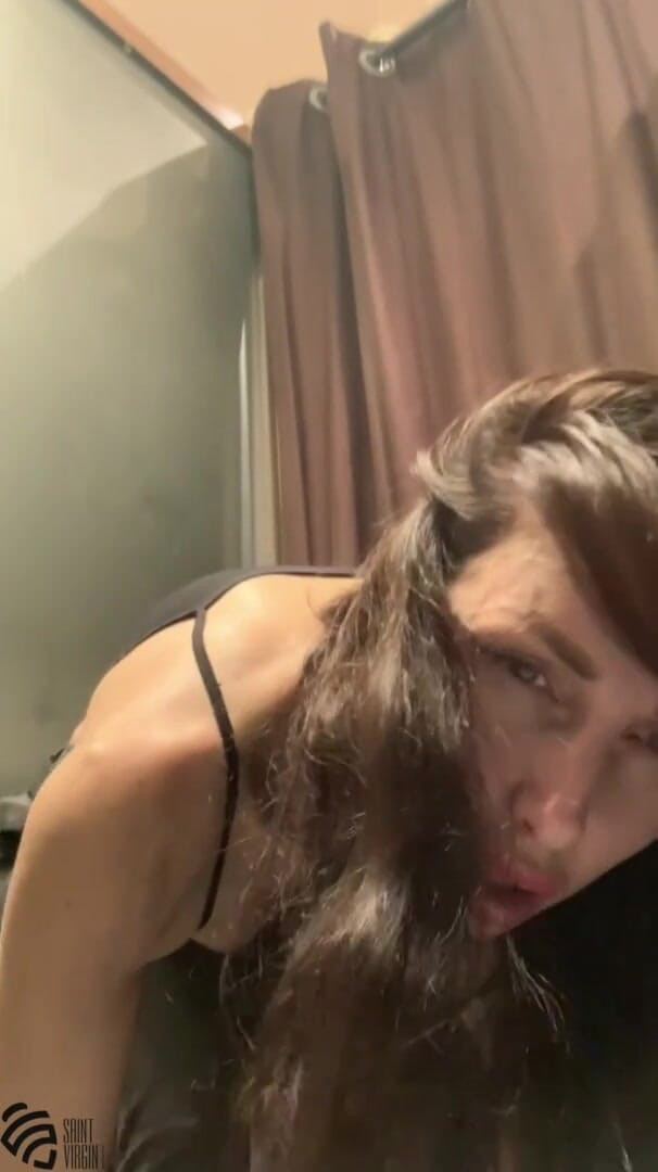 LizaVirgin: Milf caliente se masturba en el probador de la tienda