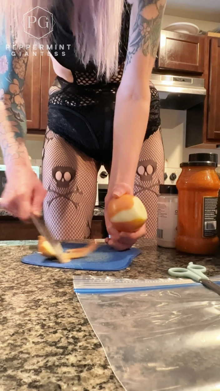 Peppermint Giantess: 7'3 Pfefferminz-Riesin macht stopfen muschis mit einem sehr frechen kleinen...