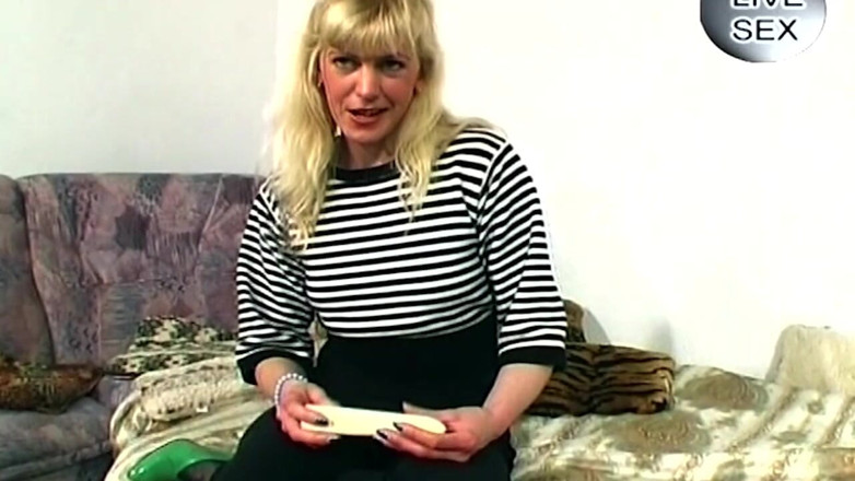 TRASHPORN: Une trans souple suce sa propre énorme bite