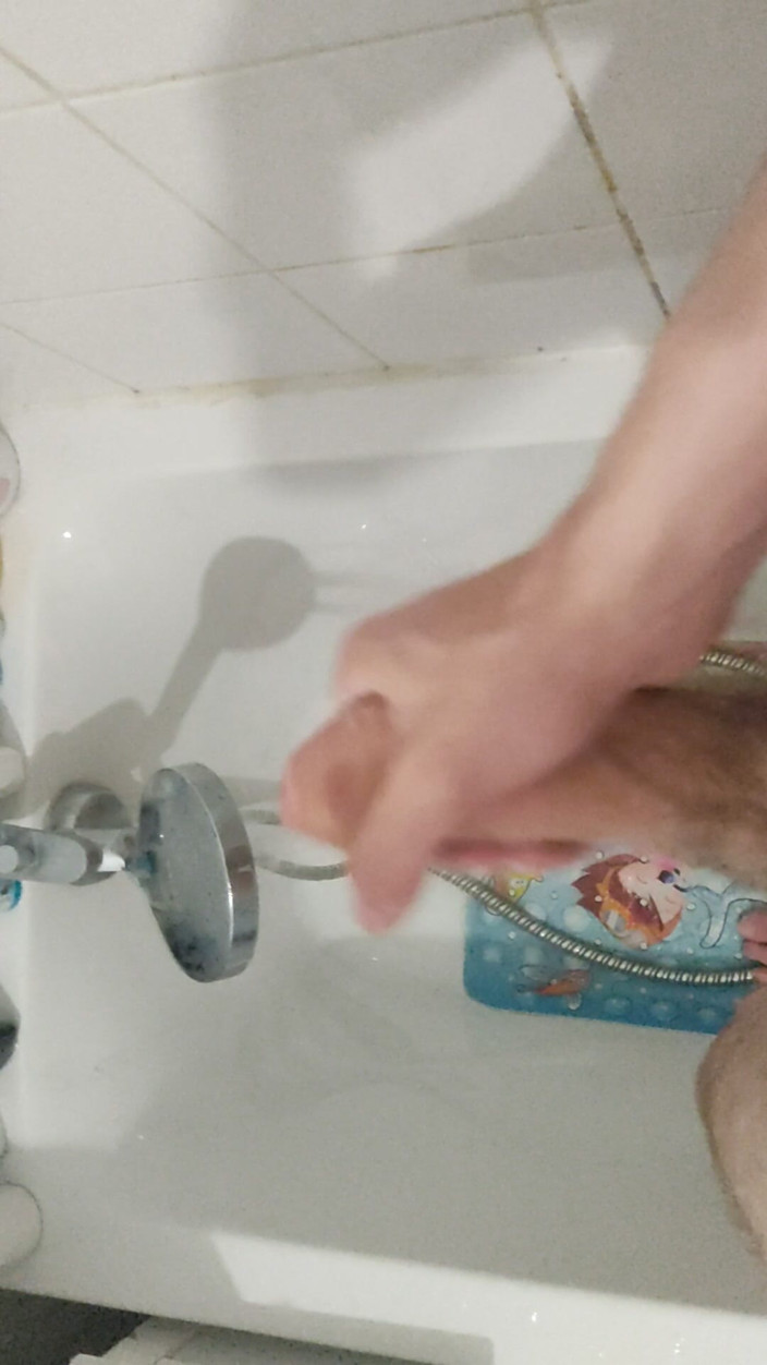 TwinkBigass: Masturbándose una polla grande y gruesa en la ducha