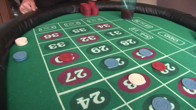 Cryptostudios: Des étudiantes jouent à un jeu de roulette de strip-tease
