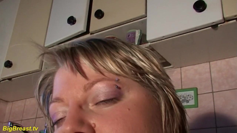 Big Breast: Extrem geile monster-möpse-milf allein zu hause