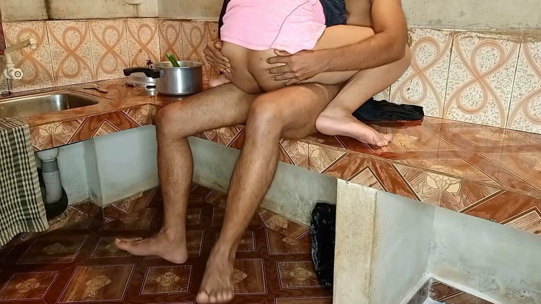 Queenrima: 하녀는 선생님이 먼저 음식을 요리하게 한 다음 내 보지를 편안하게 따먹을 수 있다고 말했습니다.