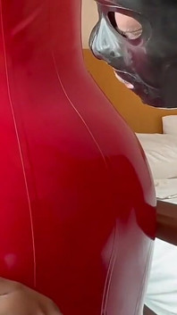 Lass meinen sub vor meinem ehemann in meinem latex glänzen