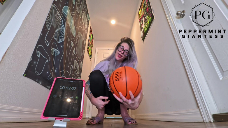 Peppermint Giantess: 6'7 uzun boylu tanrıça tek elle basketbol meydan okuması bu...