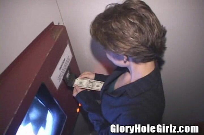 Glory Hole Girlz: Curvă brunetă cu păr scurt face muie la birou cu...