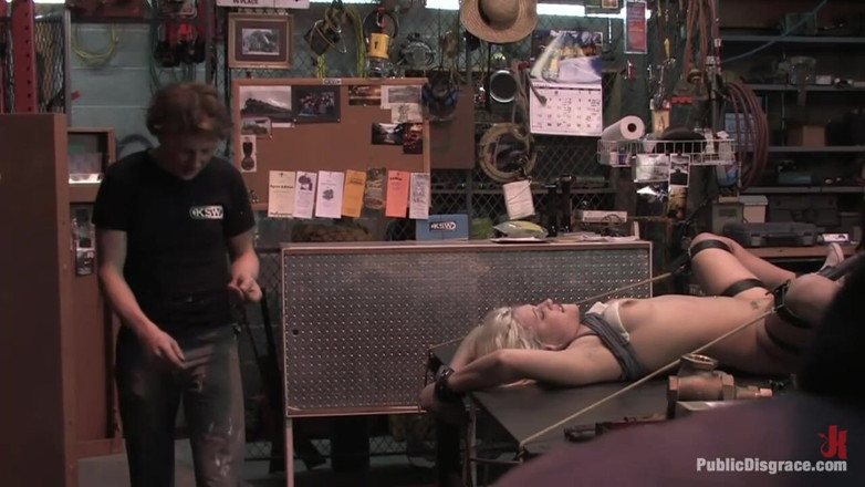 Public Disgrace by Kink: Krissy Leigh se fait fister et enculer en public