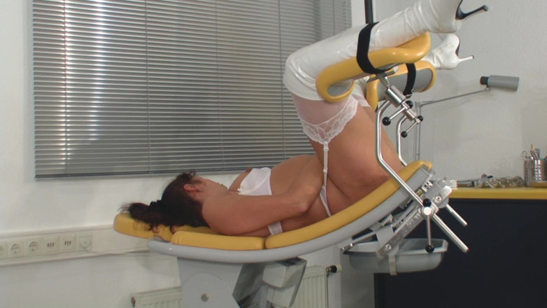 Rubber & Clinic Studio - 1ATOYS: Orgasme avec auto-pisse et salope enceinte sur le gyntable