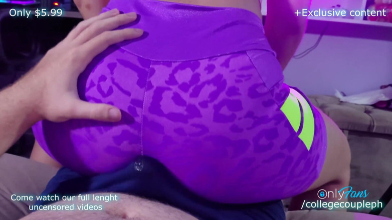 College-couple: Kontjob in een legging, liet hem dan zijn boksers klaarkomen...