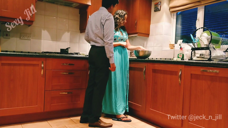 POV_Indian: 인도 새엄마가 배다른 아들의 절친과 섹스하도록 강요 - 힌디어 조작 섹스 이야기 섹시한 질