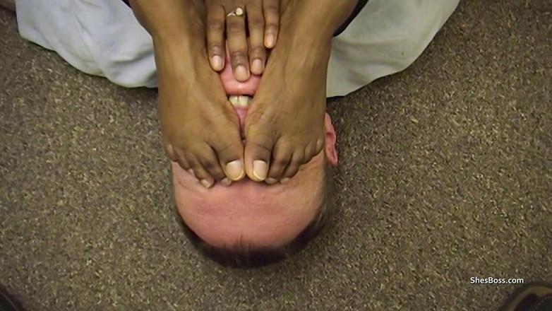 Shes Boss: Des pieds noirs contrôlent le visage d'un mec blanc