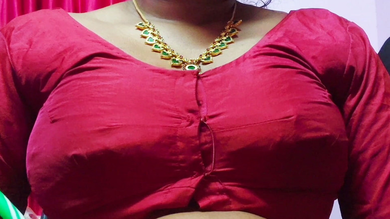 Desi Mohini: Makcik miang menggoda teman lelakinya dengan buah dadanya