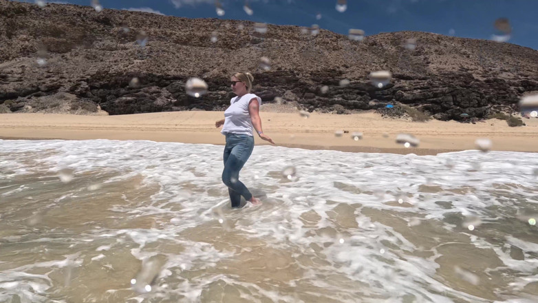 Emma Voyeur: Mädchen Benetzt Jeans Im Meer Und Schwimmt Im Nassen Weißen...