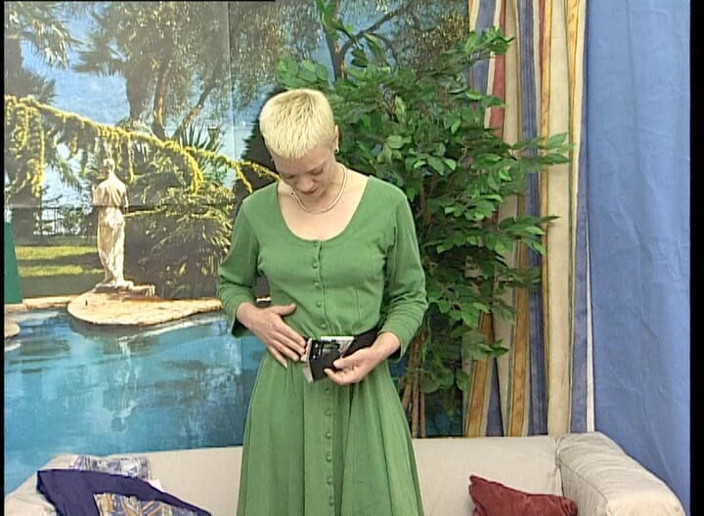 YOUR FIRST PORN: Ingrit aux cheveux courts prend une pause après le nettoyage