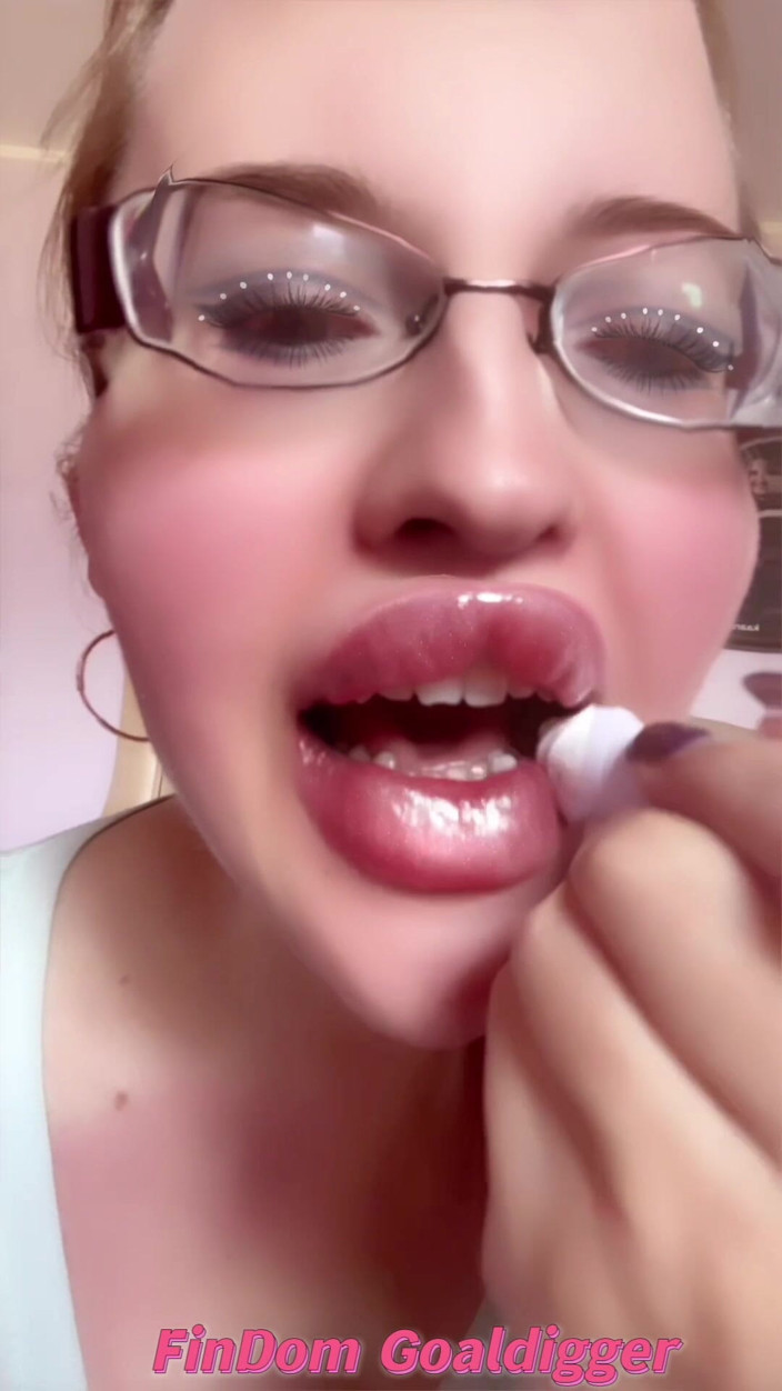 FinDom Goaldigger: Lip Gloss dan Big Lips