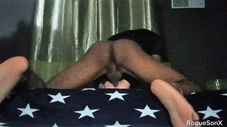 Rouge_eastson: Twink Che Scopa Una Figa in Un Modo Duro