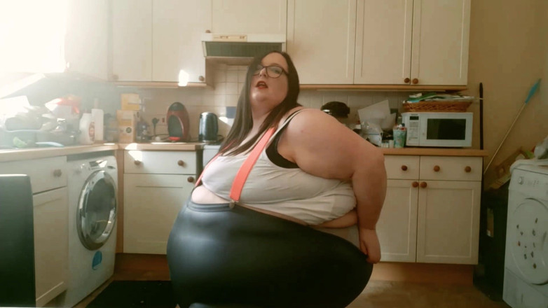 SSBBWLadyBrads: SSBBW BBW Küchenspiel in sexy engen kleidern teil 2