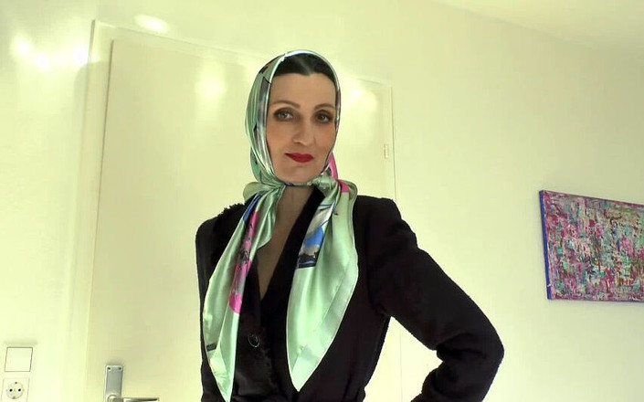 Lady Victoria Valente: Леді Вікторія Валенте показала елегантну атласну королеву хусток шарфа