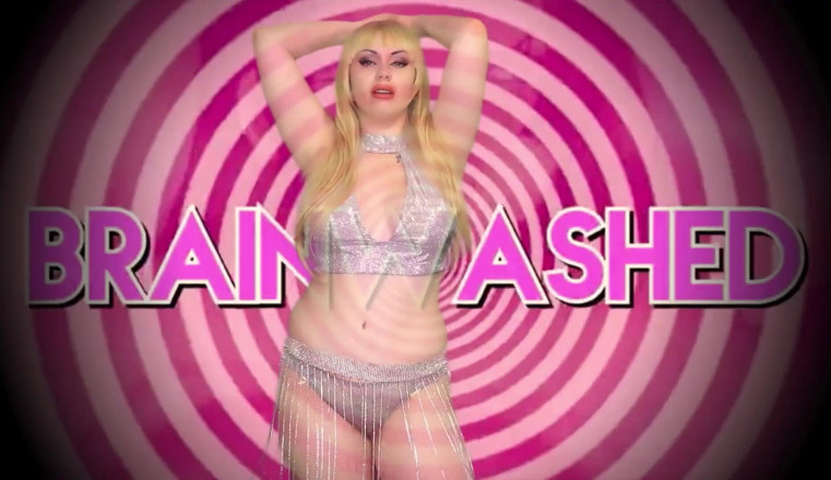 Goddess Misha Goldy: Transformare în mica curvă efeminată care suge pula!