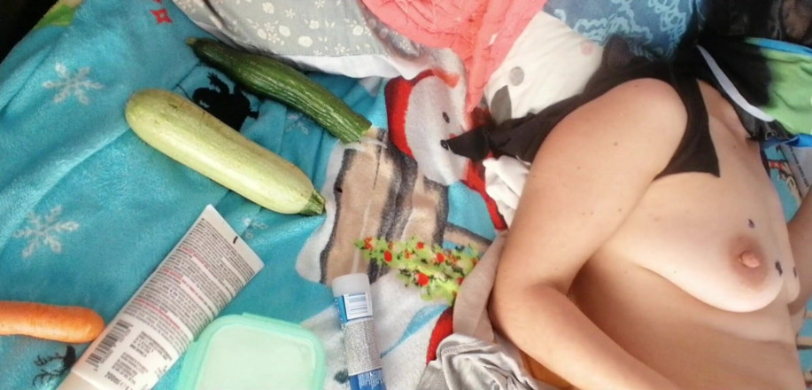 Amateur_MS: Amateurvrouw masturbeert met haar vingers in haar poesje