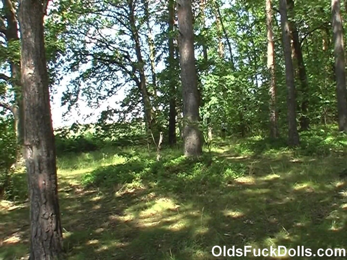 Olds Fuck Dolls: Olds fickpuppen - opa Mireck fickt 18-jähriges mädchen ashley Sweet im wald