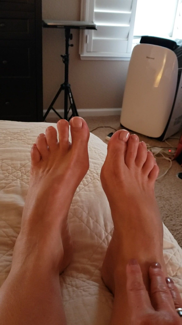 JessRyan: Oh non ! Jess Ryan, milf camgirl, problèmes de pieds