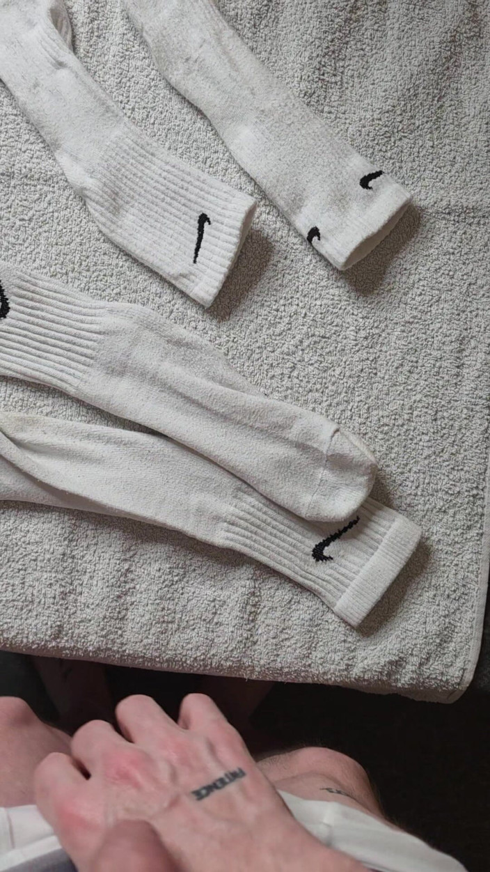 Twotwinkhusbands: Comandat: 2x perechi de uzate spermă înmuiate în șosete albe Nike