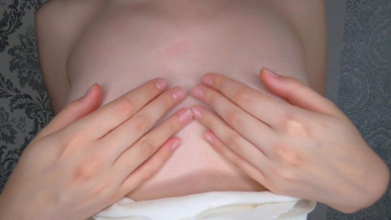 Kinodiva: Morena tetona frota los pezones con aceite y juega con...
