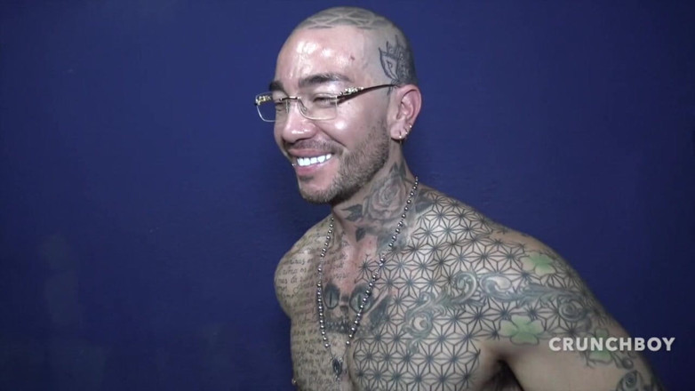 Hot bareback session studio: Valentino Sisto dat în judecată de 2 băieți cu top