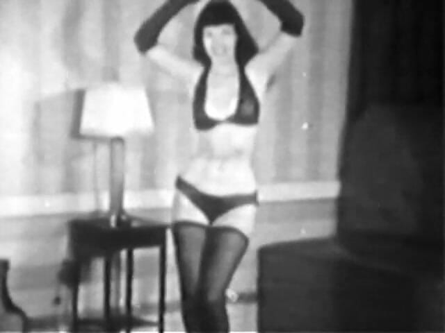 Vintage Usa: Compilación. Baile erótico y pelea de gatas de una milf...