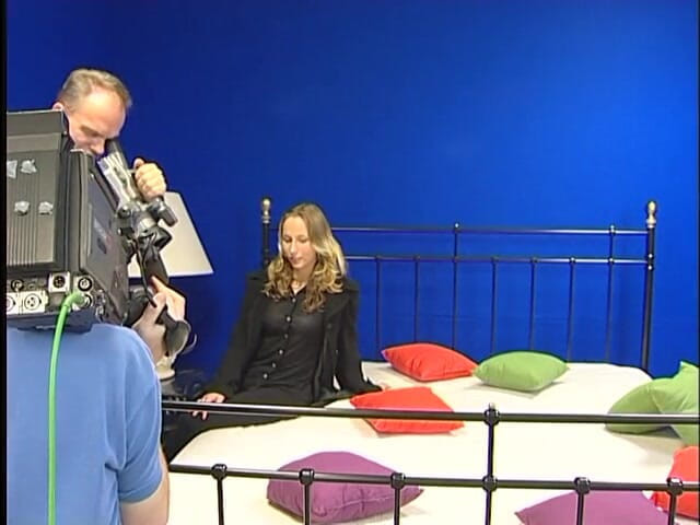 Dirty Teeny: Sexy blondes teen lutscht beim casting den schwanz eines älteren typen