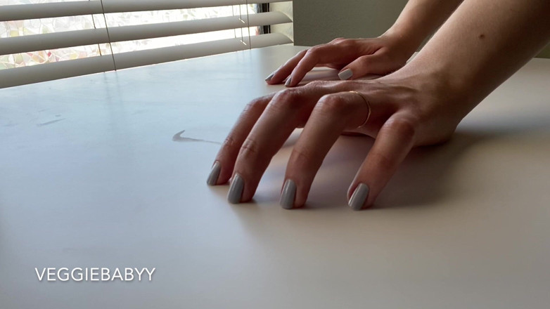 Veggiebabyy: Mijn geschilderde nagels op een tafel tikken
