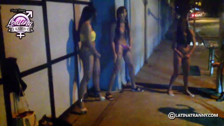 Nikki Montero: 4 t-filles se masturbent et jouissent dans la rue