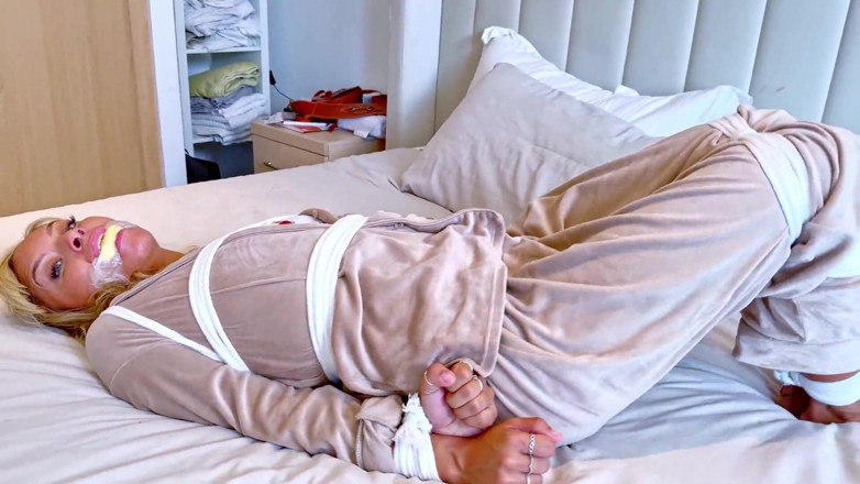 Latina Fetish: Renee op: Stiefmoeder vastgebonden, tenen gespreid, mond dicht (4k)