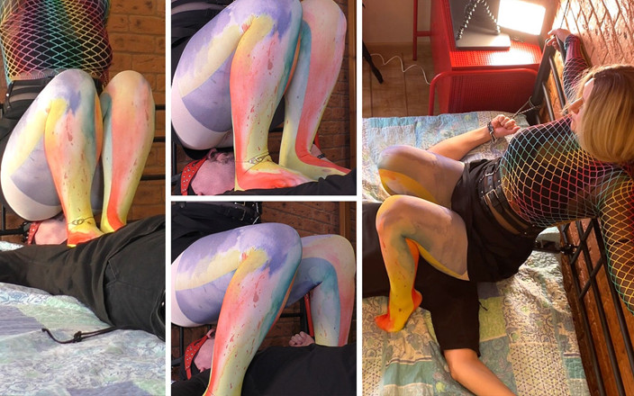 Mistress Legs: Sahibe kölenin yüzünde büyük naylon götüyle oturuyor ve zıplıyor