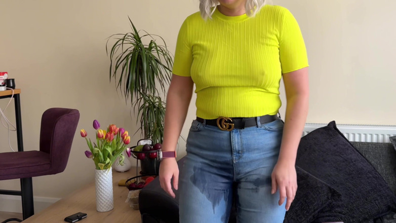 Emma Voyeur: Je M’enfile Mon Jean Après Une Fausse Vidéo Stupide
