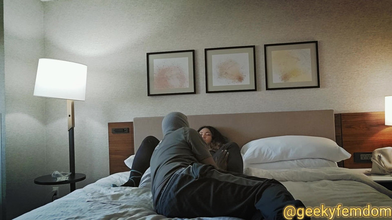 Geeky Femdom: 노예를 처벌하는 스파이더 그웬