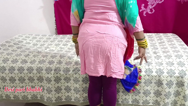 Desi Pari Bhabhi: Tatăl vitreg Indian desi se fute dur cu fiica vitregă...
