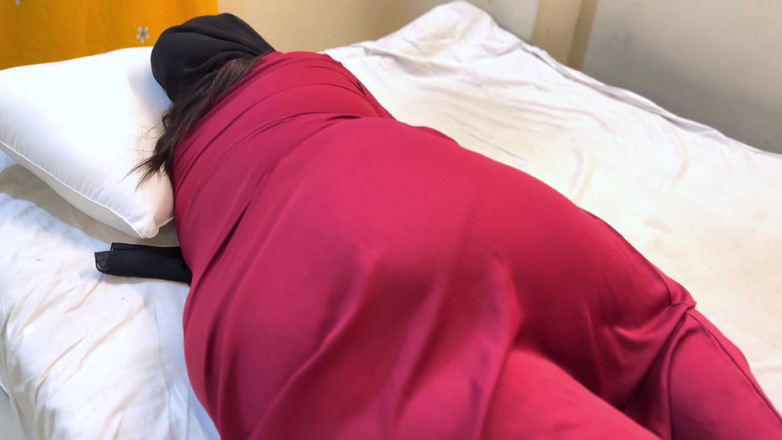Aria Mia: 모로코 핫한 이슬람 미녀 새엄마 호텔 침대 공유 원해!