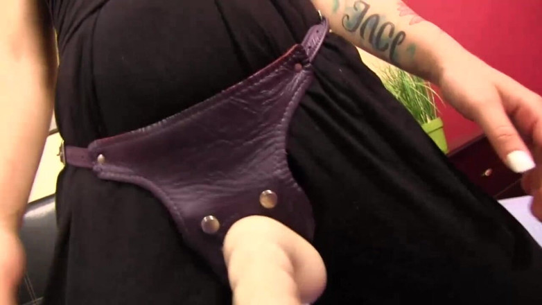Eros JOI - Liberated Eye: Arahan melancap Lacey Channing manis pada strap-on