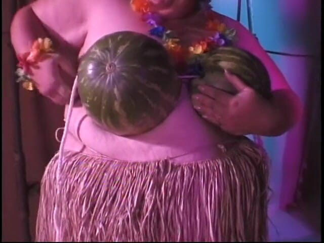 Give me BBW: Enorme zorra de piel lechosa obtiene su coño gordo tocado