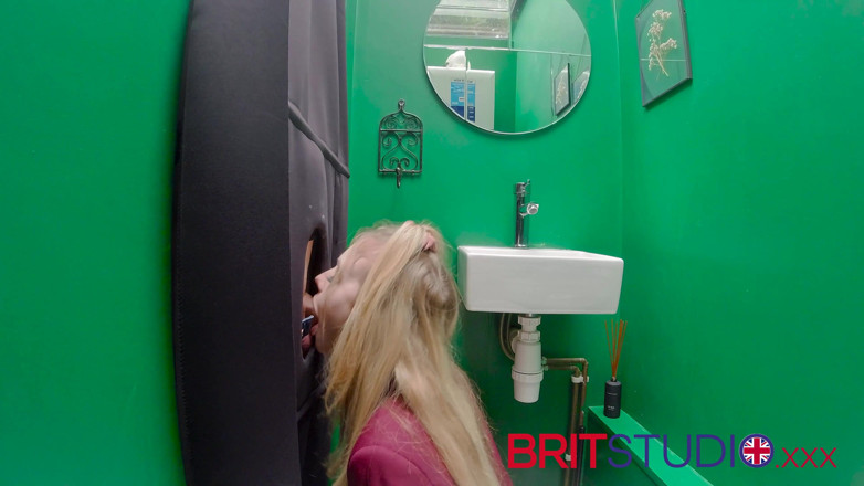 Brit Studio: Глоріхол: 18-річна студентка смокче член
