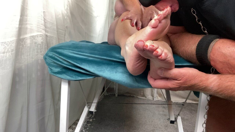 Mr MF: I piedi della signora matura permettono al suo ragazzo del...