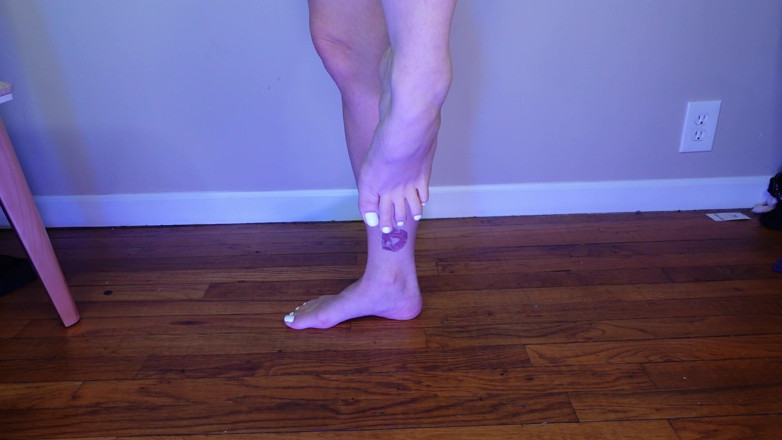 Deanna deadly: Flexion musculaire du mollet pieds nus avec des ongles blancs