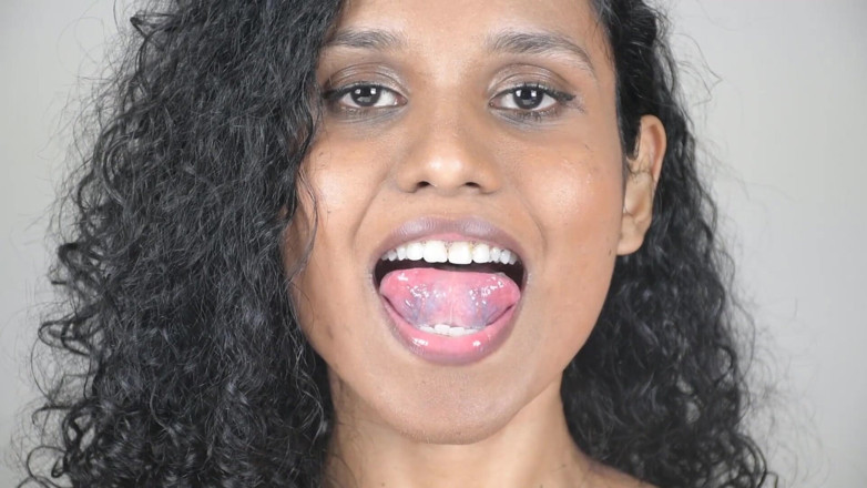 Horny Lily: लिली के साथ थूक लार खेल