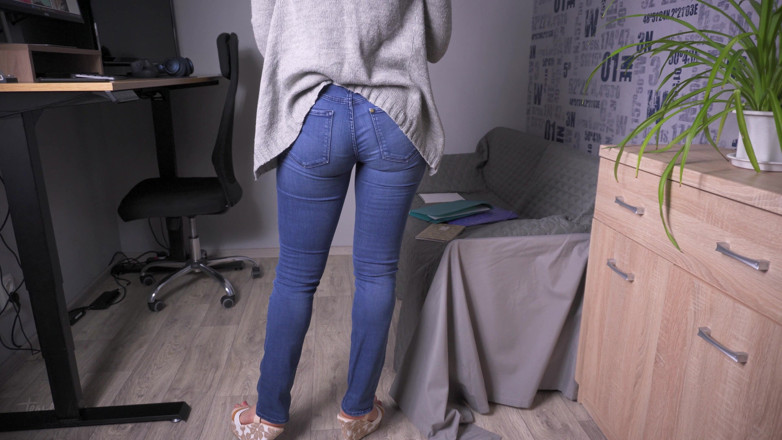 Teasecombo 4K: Luchas manejando visible línea de bragas vpl en el trabajo