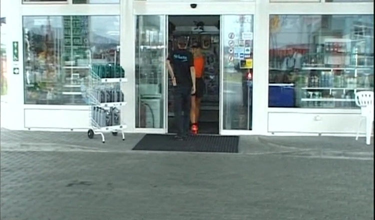 THAGSON CORE: Une MILF excitée se fait ramoner à une station-service