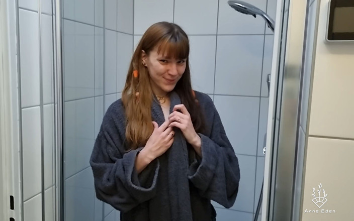 Anne Eden: Masturbation sous la douche échangiste !