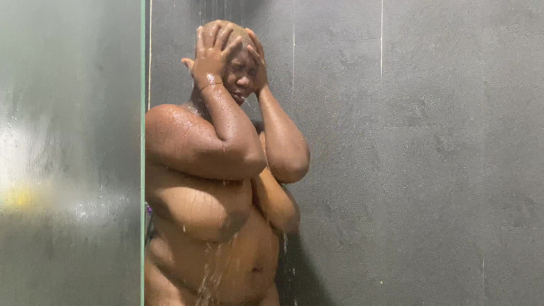Ethanxbush: Mouillée et excitée sous la douche